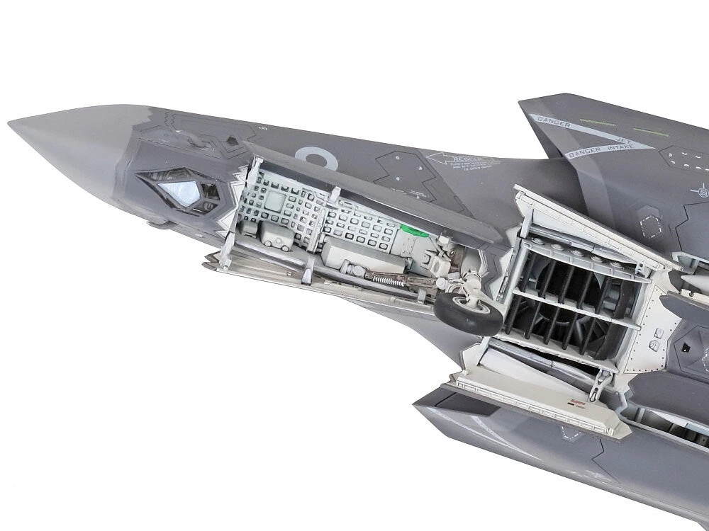 Tamiya Lockheed Martin F-35B Lightning II 1/72 6 Tamiya Lockheed Martin F-35B Lightning II 1/72 - Image 6