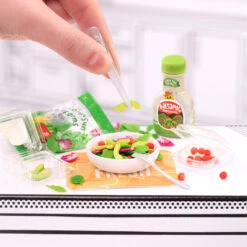 MGA Entertainment Miniverse - Make It Mini Food Diner Series 3 - Single Blind Box -Panda Hobby Shop Miniverse MakeItMiniFoodDinerMiniCollectiblesSeries3 SingleBlindBox 4